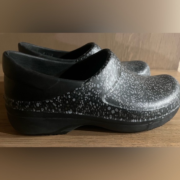 CROCS Women's Black and Gray Patterned Mules - Picture 2 of 6